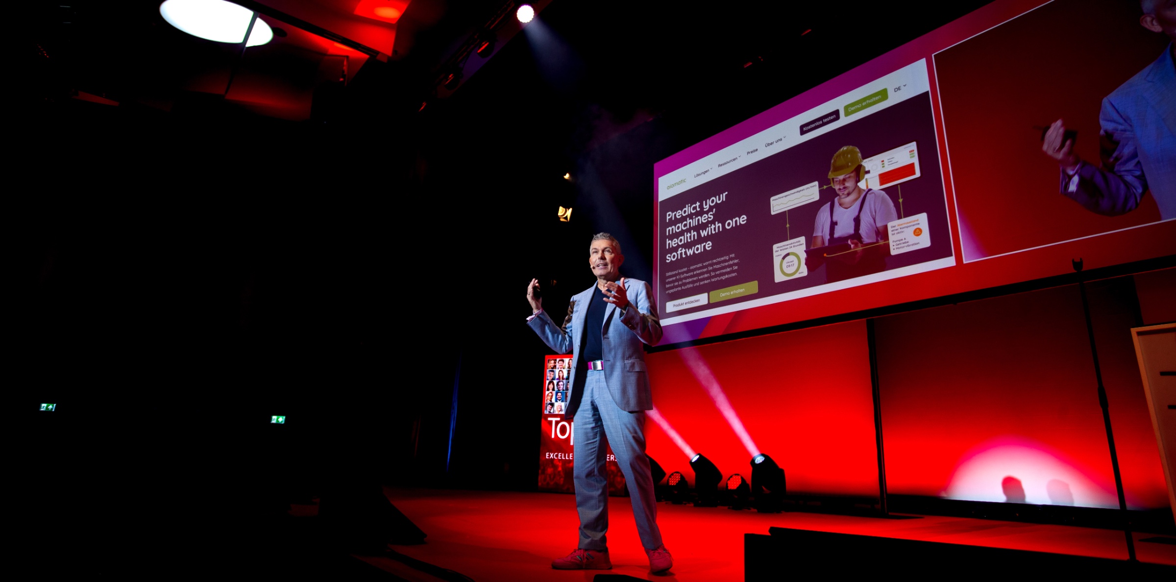 KeynoteSpeakerAISalesTimCortinovisStage1 International Keynote Speaker AI in Sales Tim Cortinovis